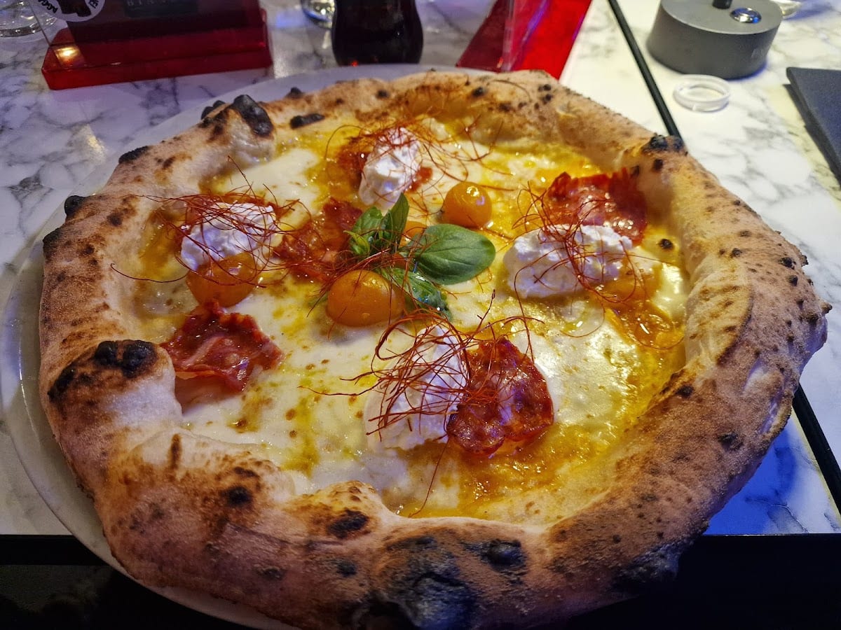 Pizza con pomodorini e mozzarella